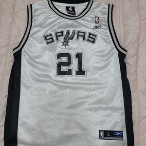spurs jersey.